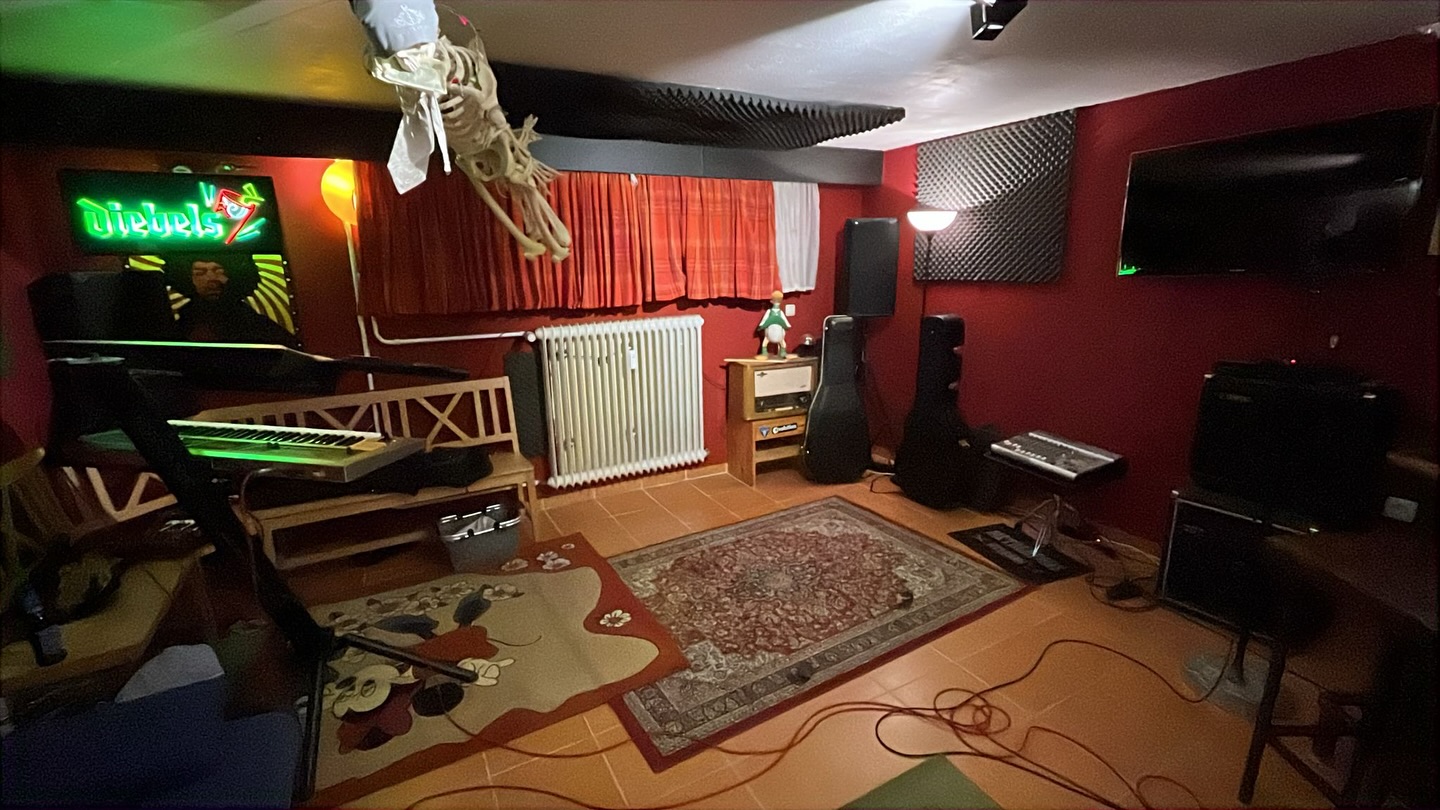 WANTED: Drummer (m/w/d) für Rock/Metal‑Band aus Hannover!
Taste of Sin – Finest Melodic Metal aus Hannover – sucht nach einer Pause einen neuen Schlagzeuger, um wieder richtig durchzustarten. Wenn du Lust hast, eigene Metal‑Bretter zu zimmern, pack deine Doppelfuß‑Maschine ein und sorge bei uns für rauchende Felle!
Wer wir sind
• Semiprofessionelle female
fronted Band aus dem Raum Hannover (Live‑Erfahrung vorhanden)
• Ursprünglich Rock/Hard Rock, aktuell auf dem Weg zurück in Heavy Metal‑Gefilde
• Songs und Proberaum vorhanden - es fehlen die treibenden Beats eines passenden Schlagzeugers
Wen wir suchen
• Metal‑erfahrenen Drummer - Double Bass, Blastbeats, fette Grooves willkommen
• Lust auf Co‑Songwriting: wir freuen uns über deine kreativen Eingaben - nicht nur stumpfes Mitklopfen
• Zuverlässigkeit, musikalische Leidenschaft
Interesse geweckt?
Dann schreib uns – gerne mit kurzem Intro, Link zu Sound‑/Video‑Clips oder einem kurzen Video/einer Audio‑Session.
Let’s ignite this beast again!